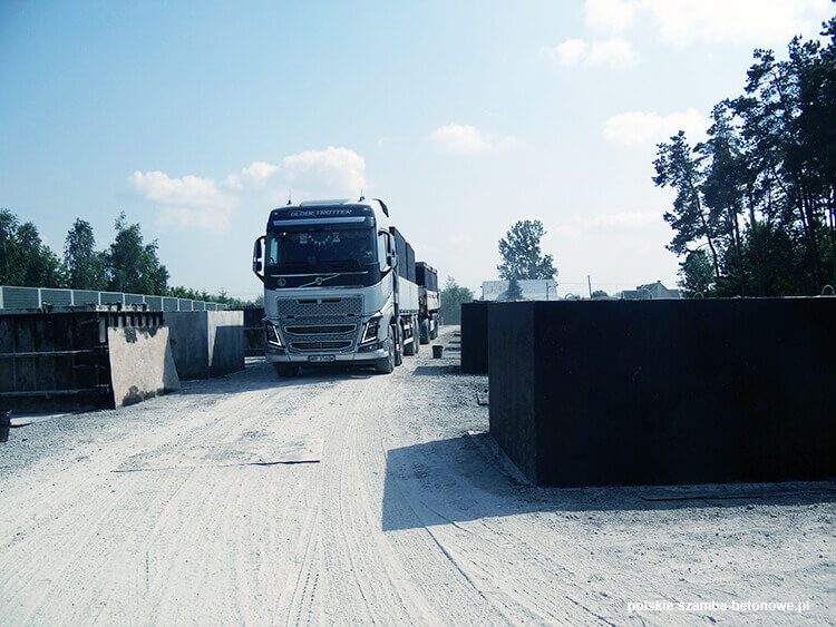 Transport szamb betonowych  w Mielcu